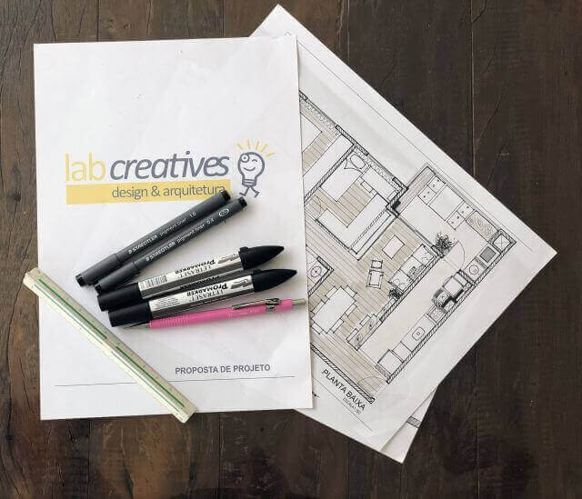Mesa com material Labcreatives
